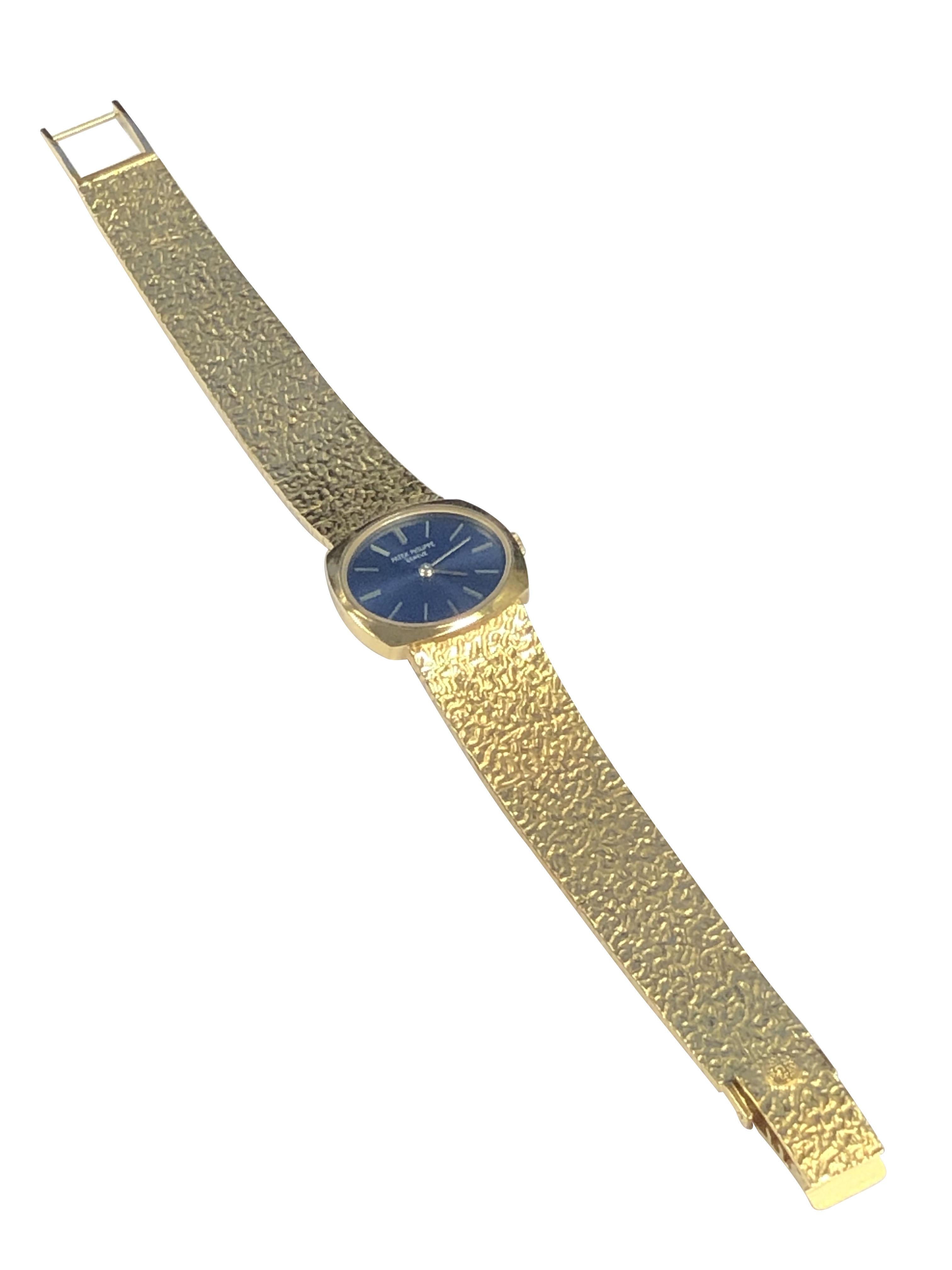 Patek Philippe Ref. 4104/1 Donna Oro Giallo Quadrante Blu Bracciale Orologio da polso in vendita 3