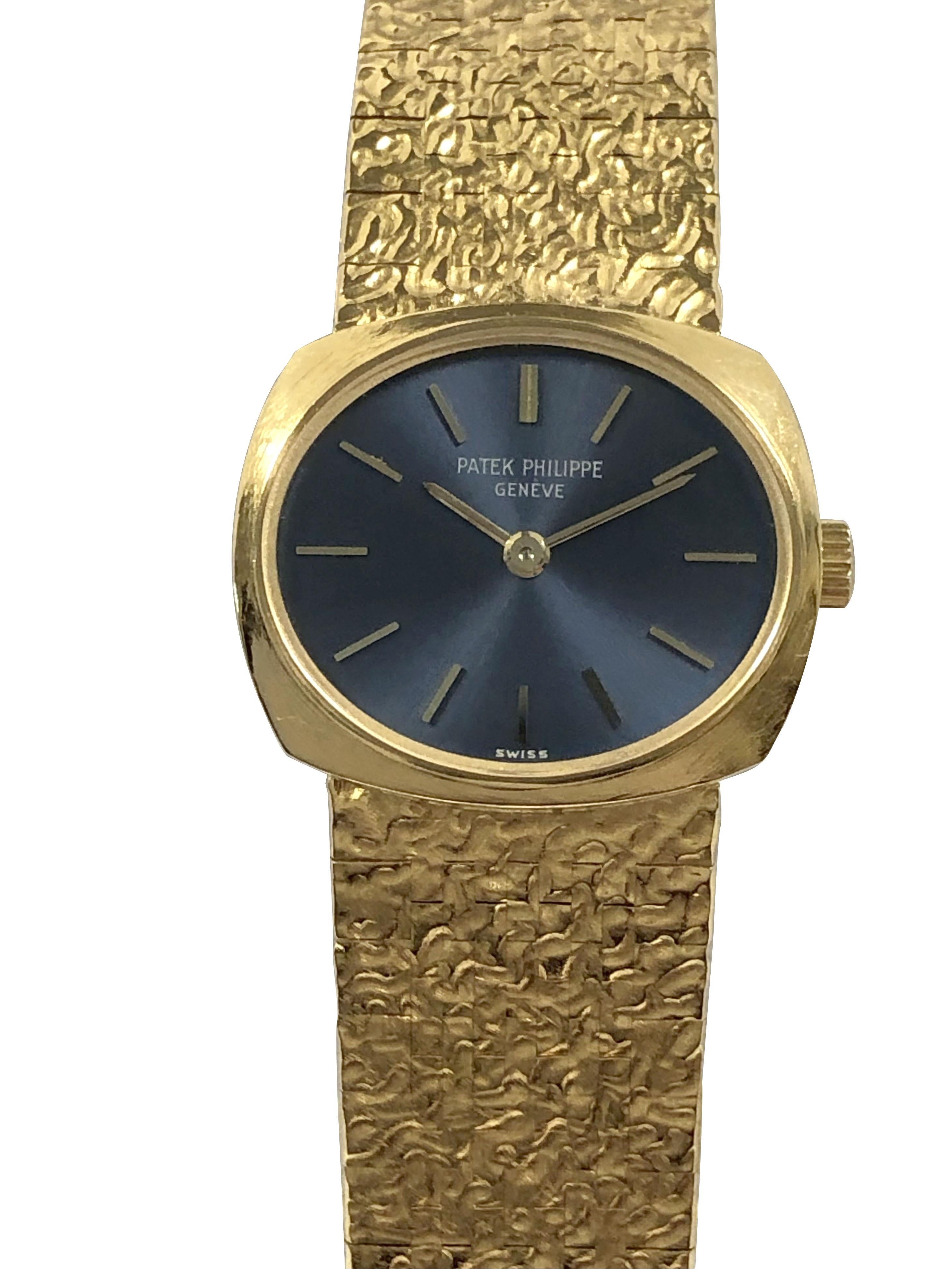 da uomo o donna Patek Philippe Ref. 4104/1 Donna Oro Giallo Quadrante Blu Bracciale Orologio da polso in vendita