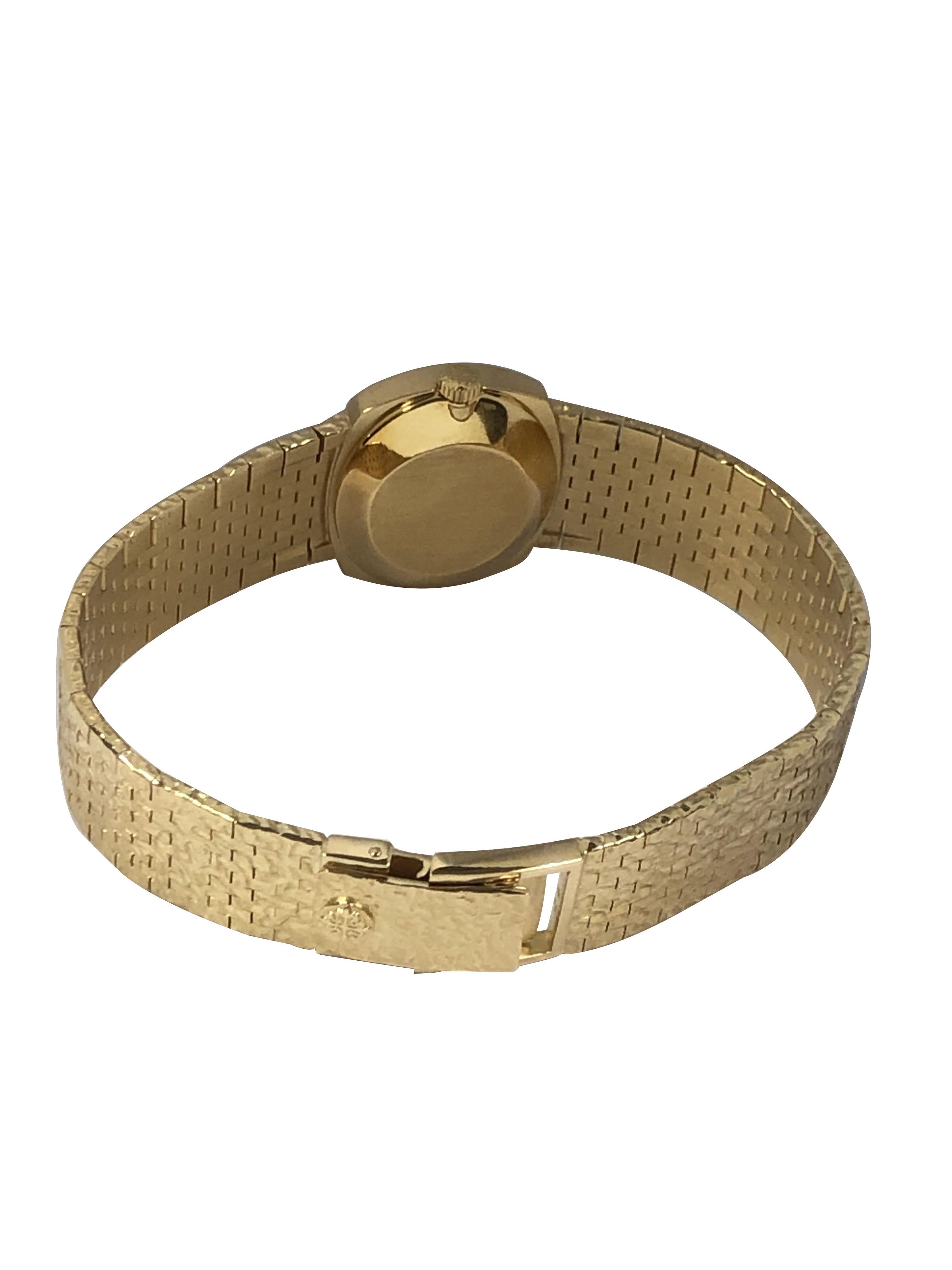 Patek Philippe Ref. 4104/1 Donna Oro Giallo Quadrante Blu Bracciale Orologio da polso In condizioni ottime in vendita a Chicago, IL