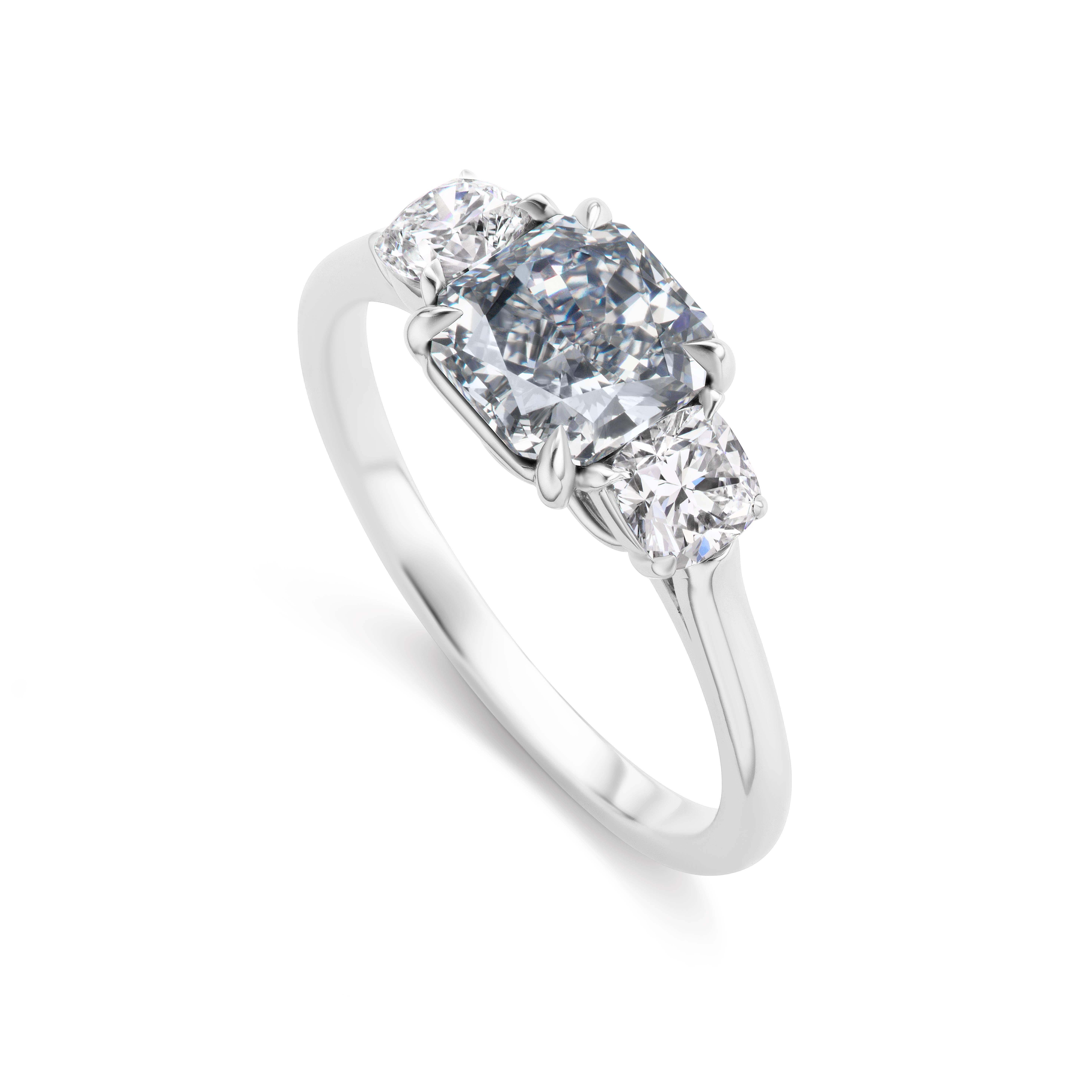 Dieser klassische Diamantring enthält einen seltenen, natürlich gefärbten graublauen Diamanten im Radiant-Schliff von 1,41 Karat, der in Platin gefasst ist, mit zwei seitlichen weißen Diamanten im Radiant-Schliff von insgesamt 0,58 Karat.  Der