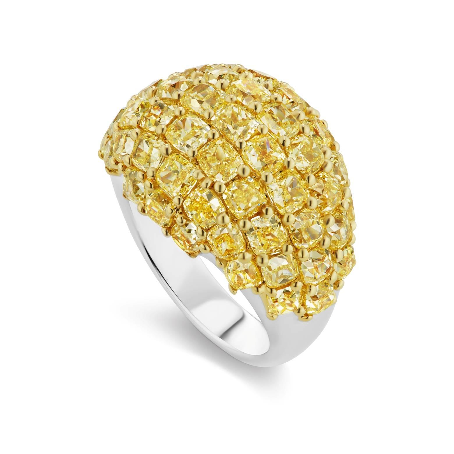 Dieser außergewöhnliche Kuppelring von Scarselli ist mit 51 Diamanten mit Fancy Yellow Cushion Cut und hoher Reinheit von insgesamt 8,22 Karat in 18 Karat Gelb- und Weißgold gefasst. Dieser Ring ist extrem gut verarbeitet, um eine lange Lebensdauer