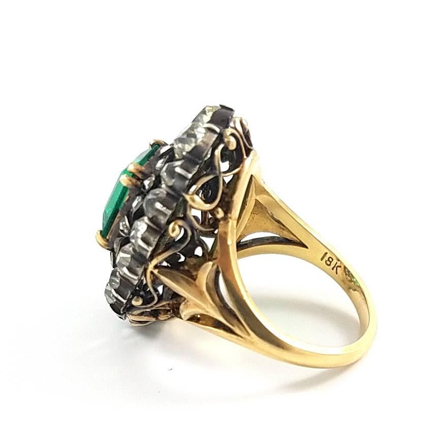 18k Antique Victorian Ring with 2.10 carat Colombian Green Emerald and Diamonds For Sale 1