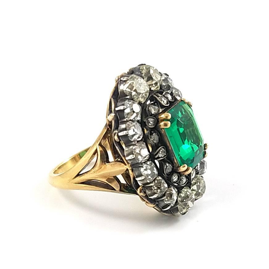 Women's 18k Antique Victorian Ring with 2.10 carat Colombian Green Emerald and Diamonds For Sale