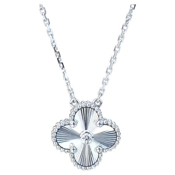 Van cleef arpels holiday pendant 2020 Clearance