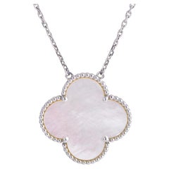 Van Cleef & Arpels Pendentif Magic Alhambra en or blanc et nacre