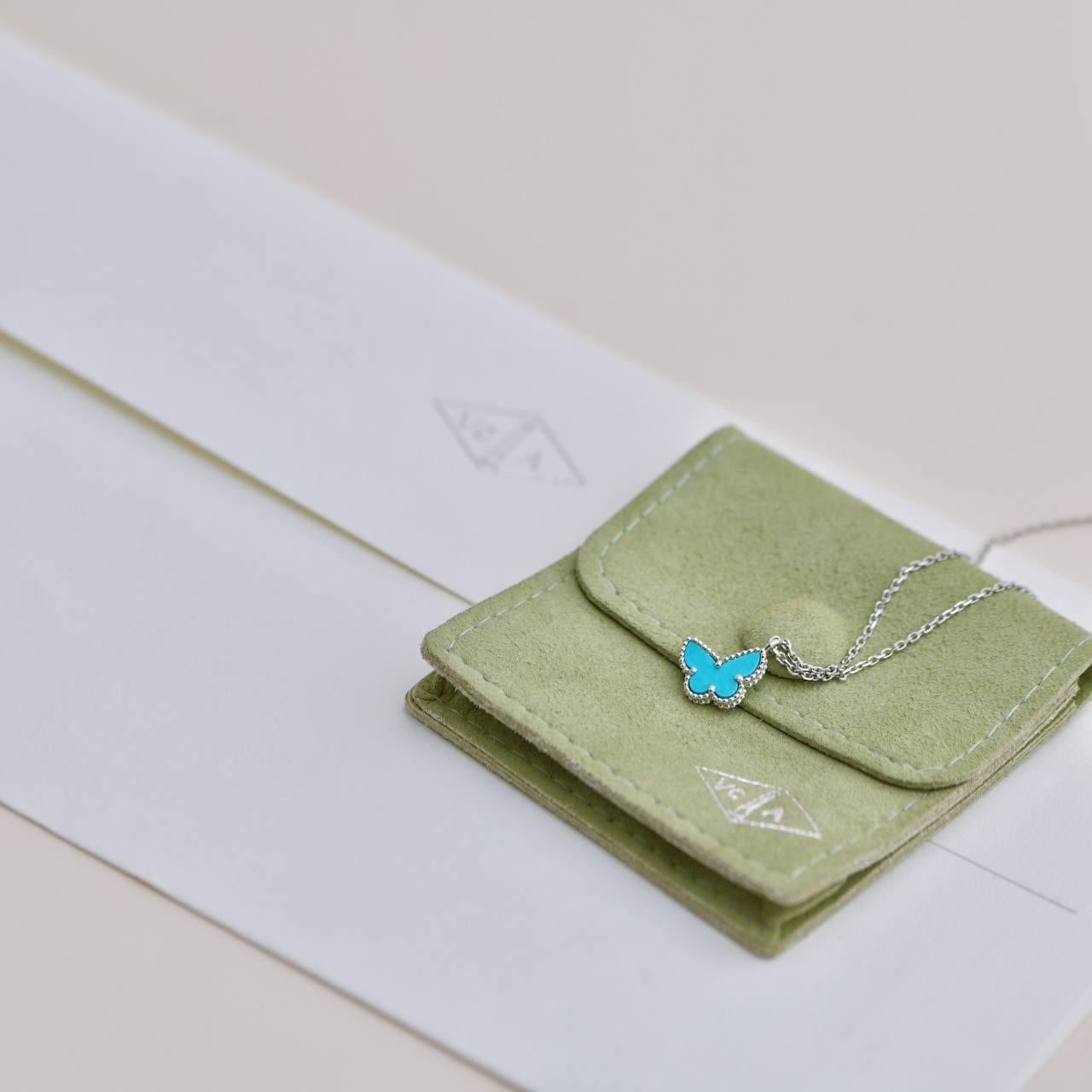 SKU	33301609
Viene fornito con	Set completo (astuccio + carta)
Data	2013
Modello	VCARF90500
Numero di serie	JB******
Metallo	Oro bianco 18k
Pietre	Turchese
Peso	Circa 3 g
Lunghezza	Circa 20 cm
Larghezza	Circa 1
