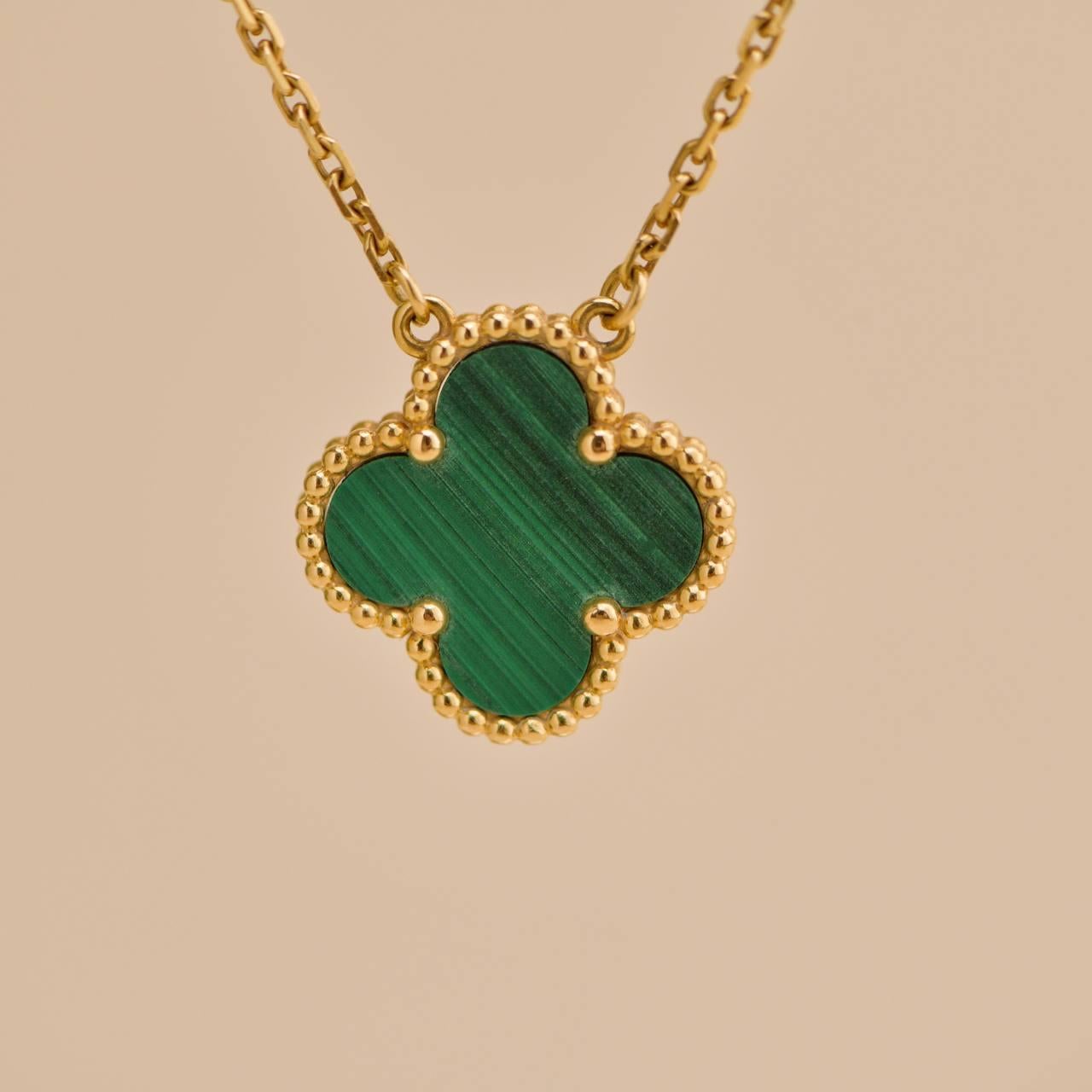 Van Cleef & Arpels, collier pendentif vintage Alhambra en or jaune 18 carats et malachite Unisexe en vente