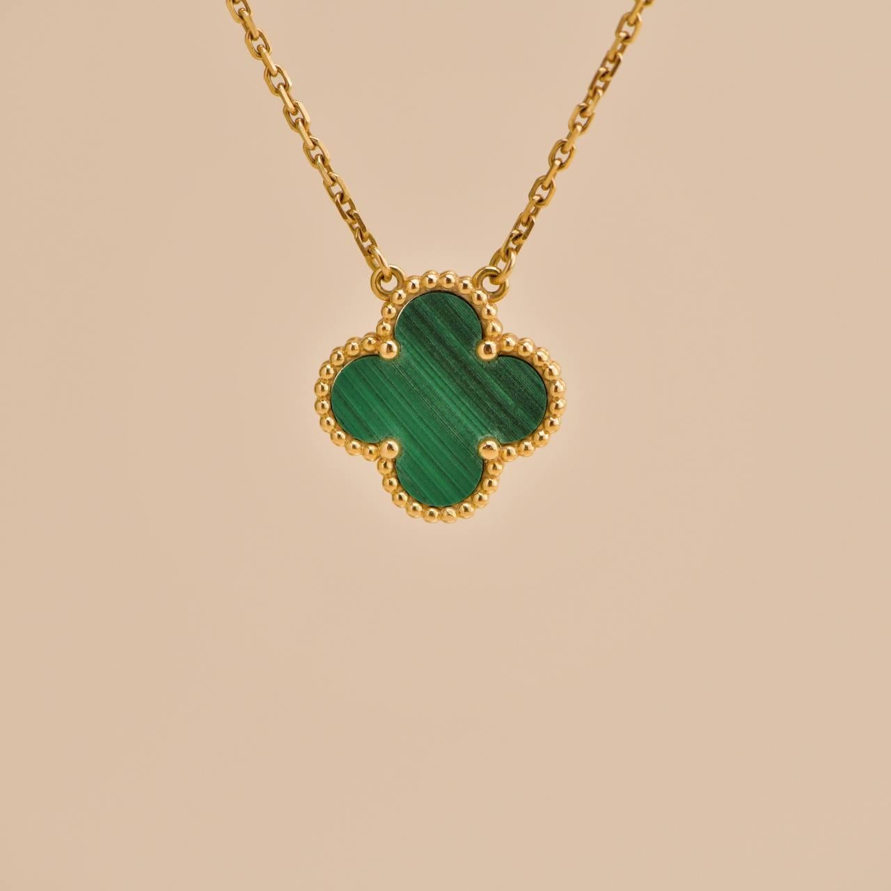 Van Cleef & Arpels, collier pendentif vintage Alhambra en or jaune 18 carats et malachite en vente 1