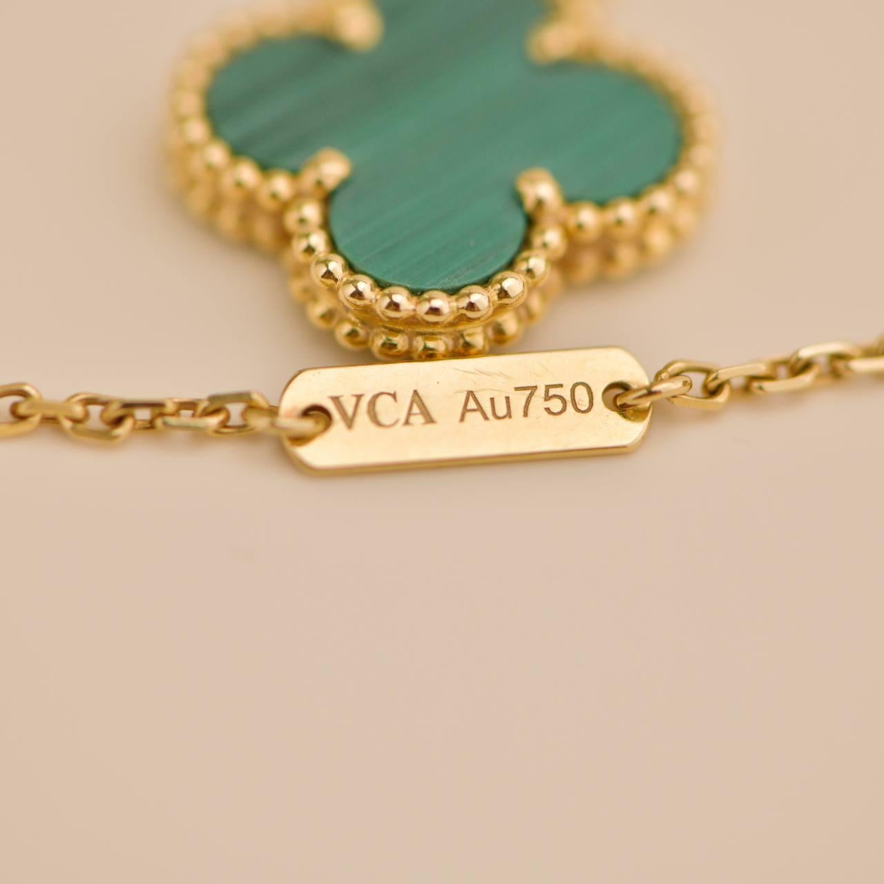 Van Cleef & Arpels, collier pendentif vintage Alhambra en or jaune 18 carats et malachite en vente 2