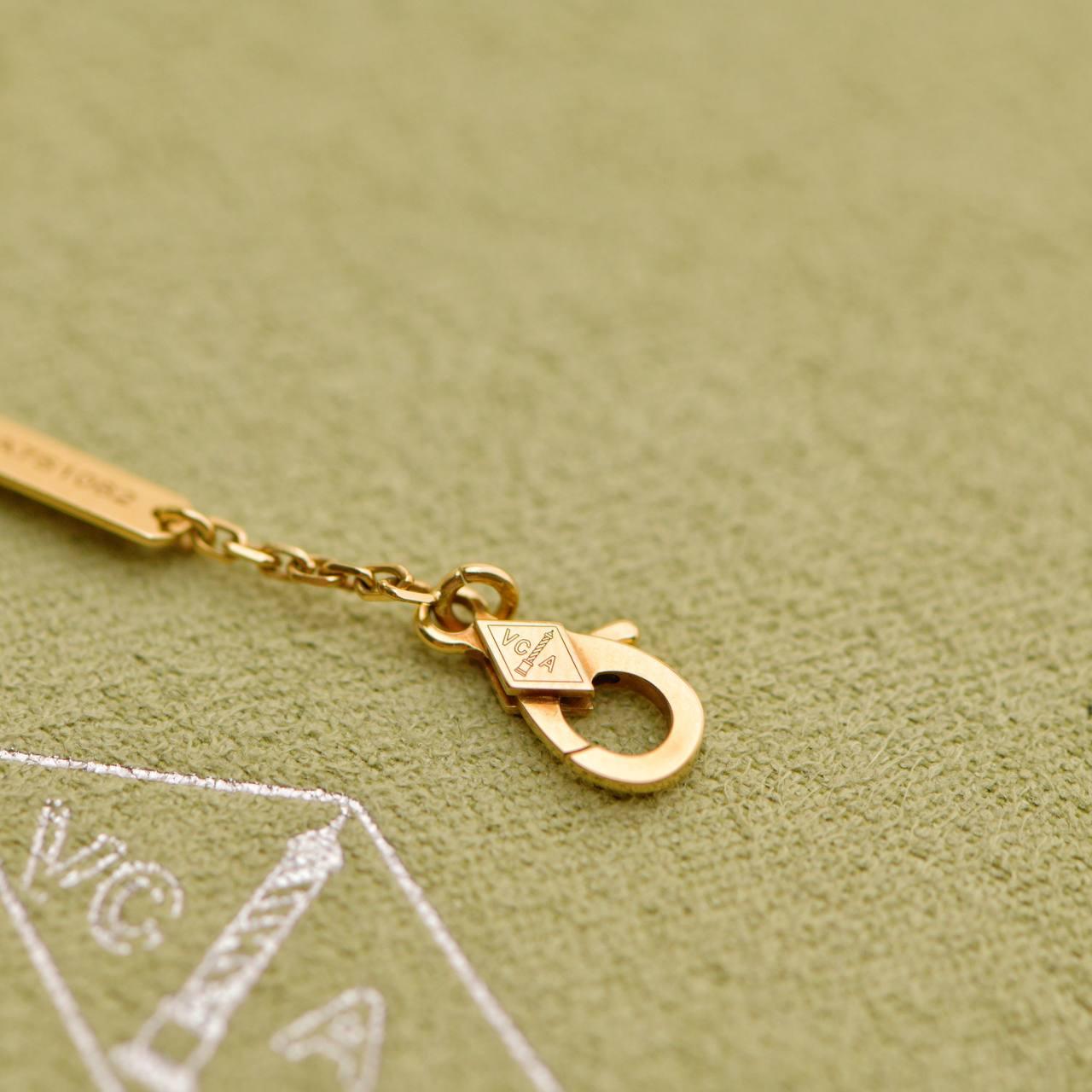 Van Cleef & Arpels, collier pendentif vintage Alhambra en or jaune 18 carats et malachite en vente 4