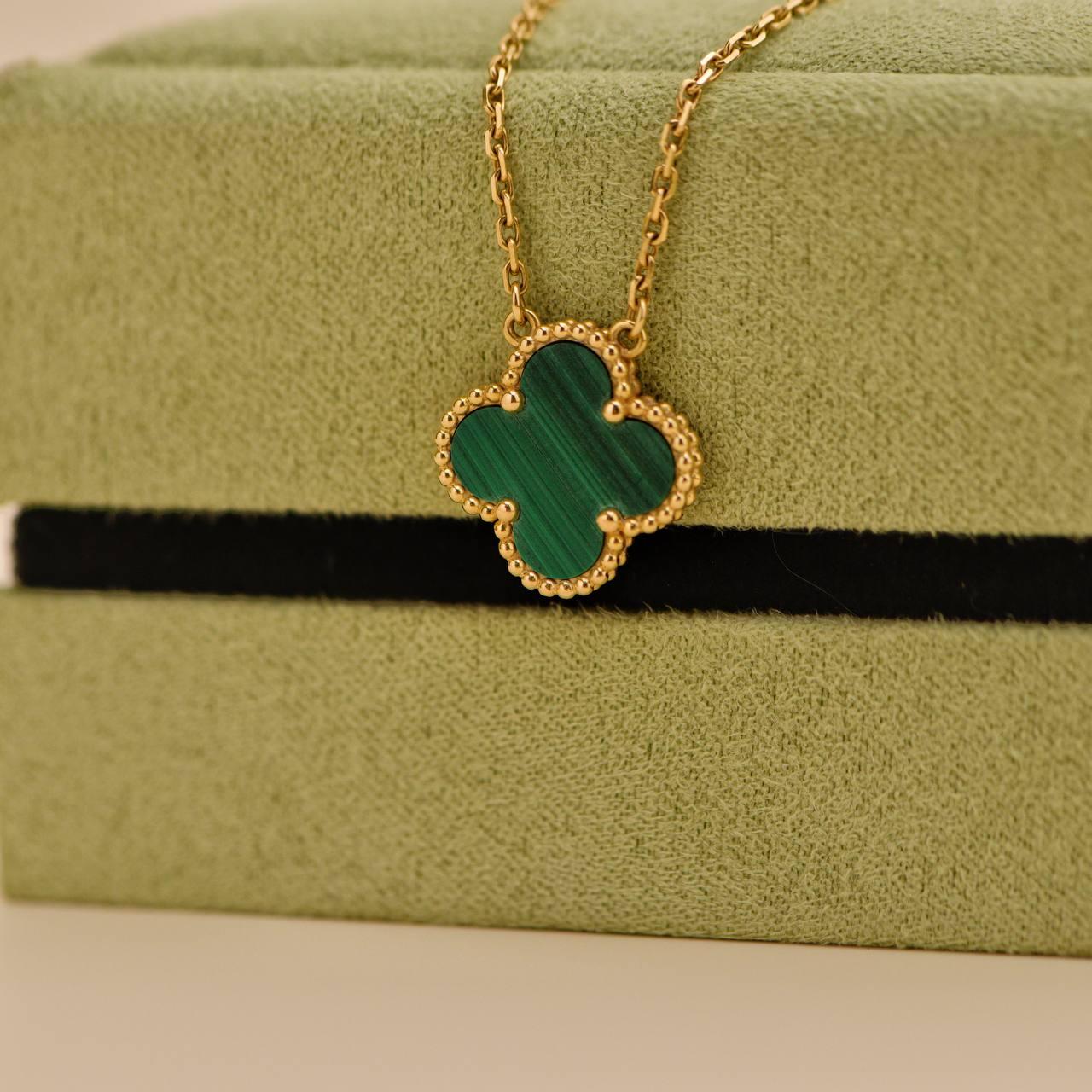 Van Cleef & Arpels, collier pendentif vintage Alhambra en or jaune 18 carats et malachite Excellent état - En vente à Banbury, GB