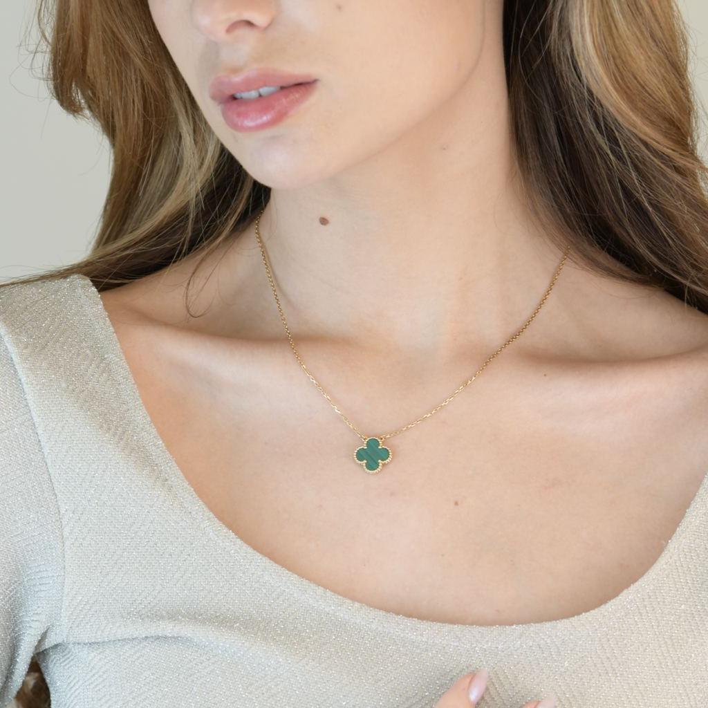 Non taillé Van Cleef & Arpels, collier pendentif vintage Alhambra en or jaune 18 carats et malachite en vente