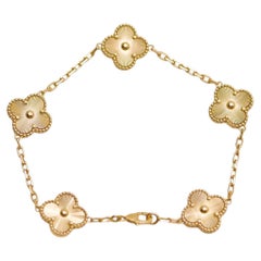 Pulsera Vintage Alhambra de Van Cleef & Arpels con 5 motivos, con acabado guilloché, en oro amarillo de 18 quilates