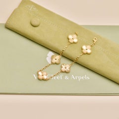 Pulsera Vintage Alhambra de Van Cleef & Arpels con 5 motivos, con acabado guilloché, en oro amarillo de 18 quilates