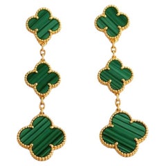 Pendientes «Magic Alhambra Malachite 3 Motifs» de Van Cleef & Arpels, en oro amarillo de 18 quilates