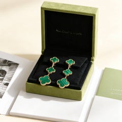 Pendientes «Magic Alhambra Malachite 3 Motifs» de Van Cleef & Arpels, en oro amarillo de 18 quilates