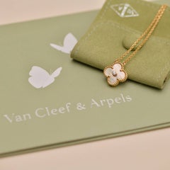 Colgante de Van Cleef & Arpels «Alhambra 2018 Holiday» en nácar dorado