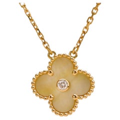 Colgante de Van Cleef & Arpels «Alhambra 2018 Holiday» en nácar dorado