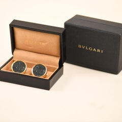 Pendientes «Monete» de Bvlgari con diseño de moneda de bronce antiguo, en oro amarillo de 18 quilates