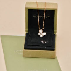 Van Cleef & Arpels: ciondolo “Two Butterfly” con diamanti e madreperla