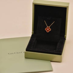 Van Cleef & Arpels Ciondolo Holiday Alhambra 2011 con corniola e diamanti