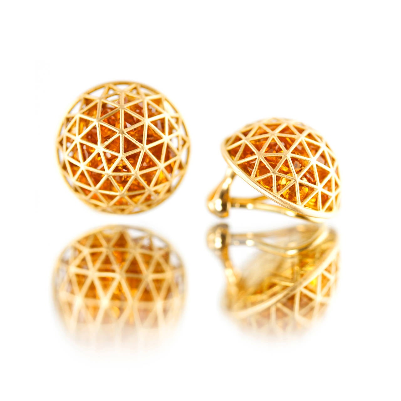 From the Wired Collection, dome earrings in 18k yellow gold with 19 cts of loose mandarin citrines. Satin finish with polished highlights. Geodesic pattern. Clip-on. Diameter 20mm or approx 3/4