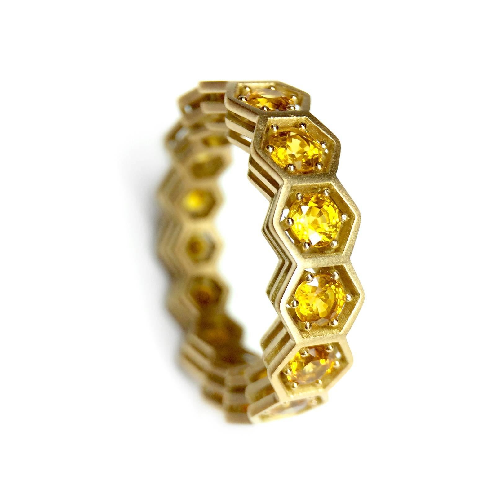 From the Wired Collection, an eternity ring in 18k yellow gold with yellow sapphires (3.69 cts). Hexagon top view with distinctive 