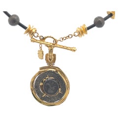 Collier avec pendentif sculptural en or jaune 22 carats et argent sterling de Denise Roberge