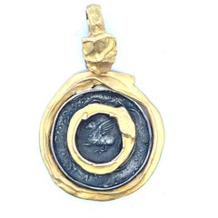 Collier avec pendentif sculptural en or jaune 22 carats et argent sterling de Denise Roberge