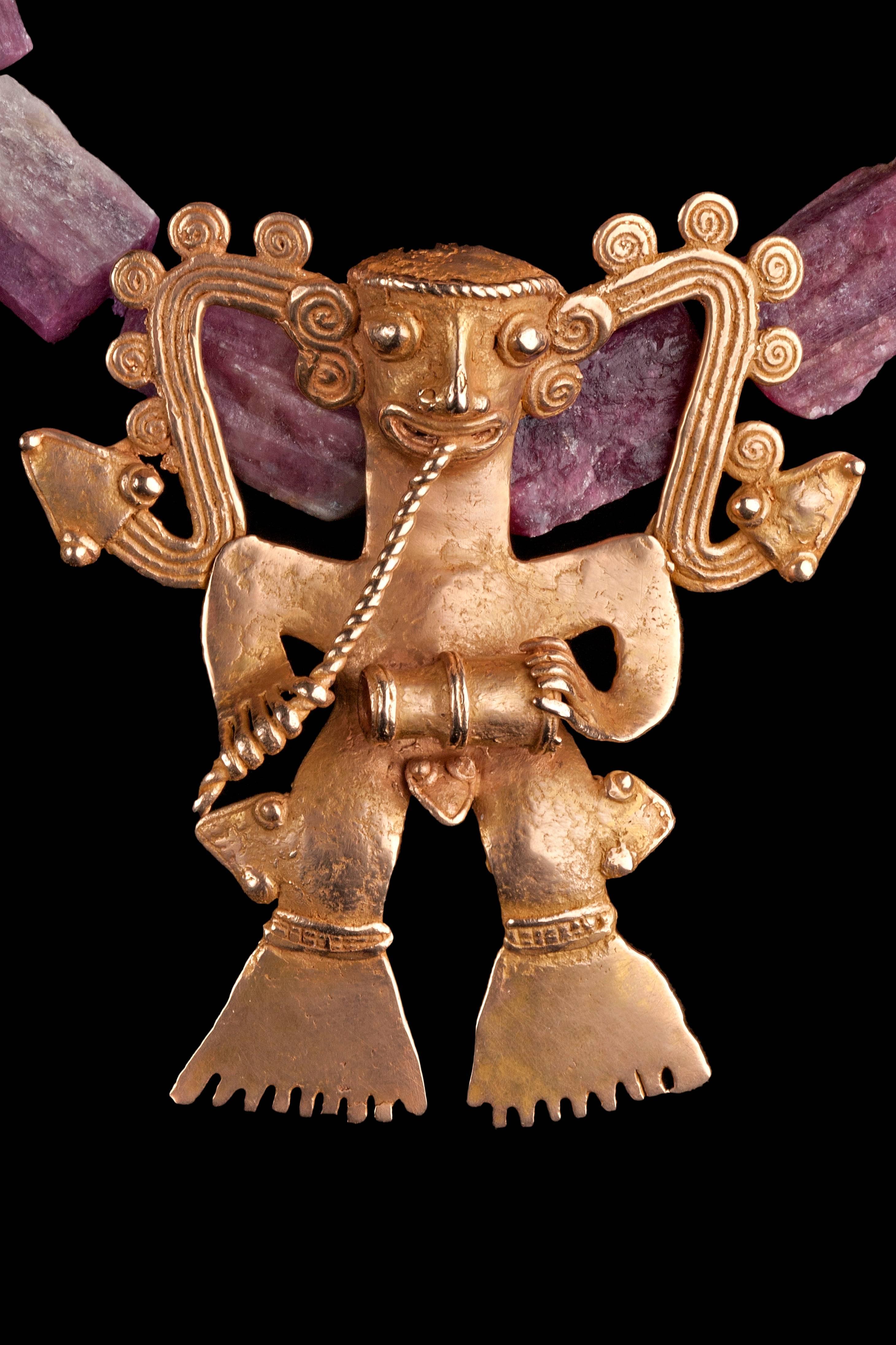 Collier de tourmaline rose avec tourmaline Veraguas/Diquis Supernatural Drummer en or rare Pour femmes en vente