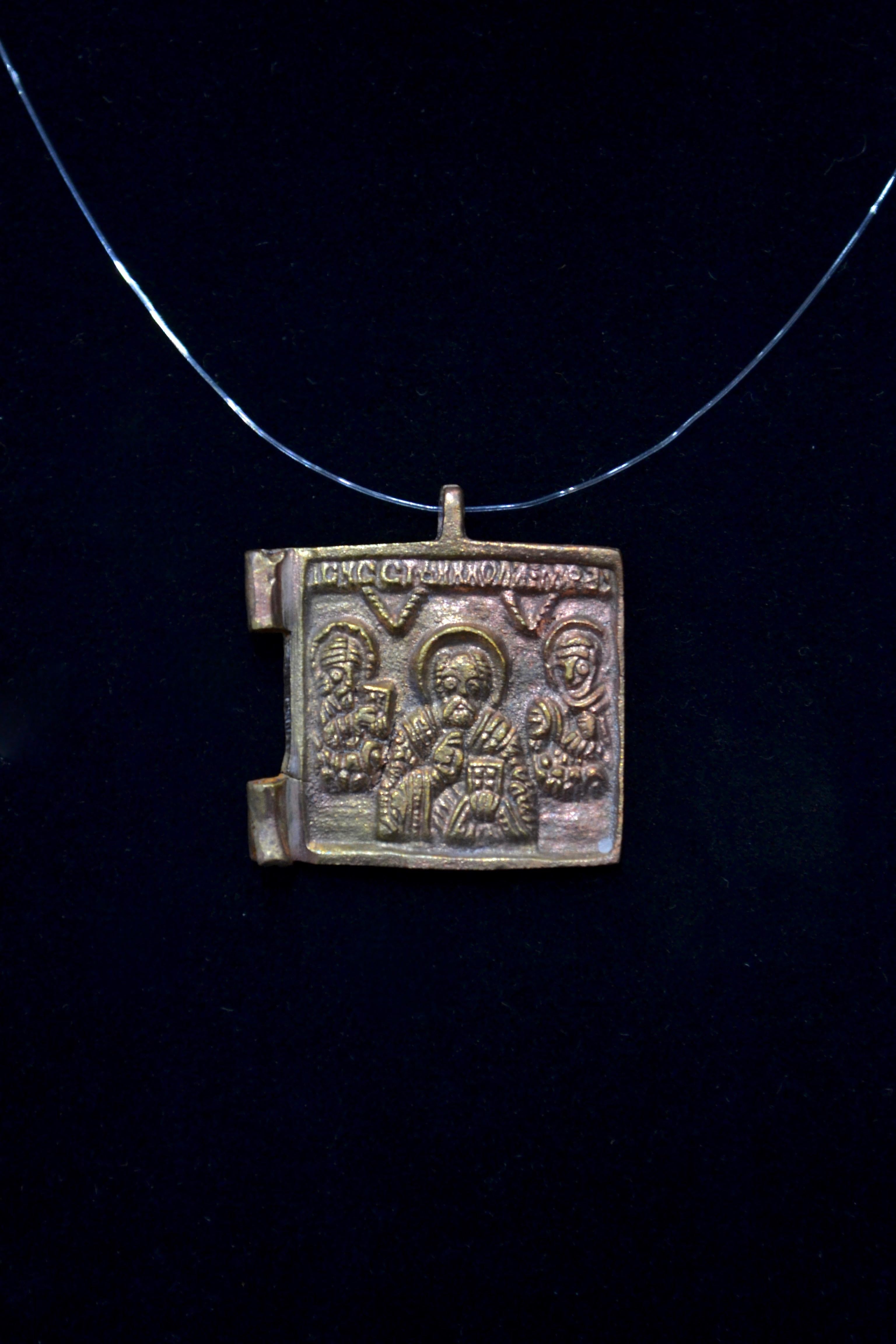 Late Medieval Bronze Icon Pendant with 3 Saints In Good Condition In Nuevo Leon, MX