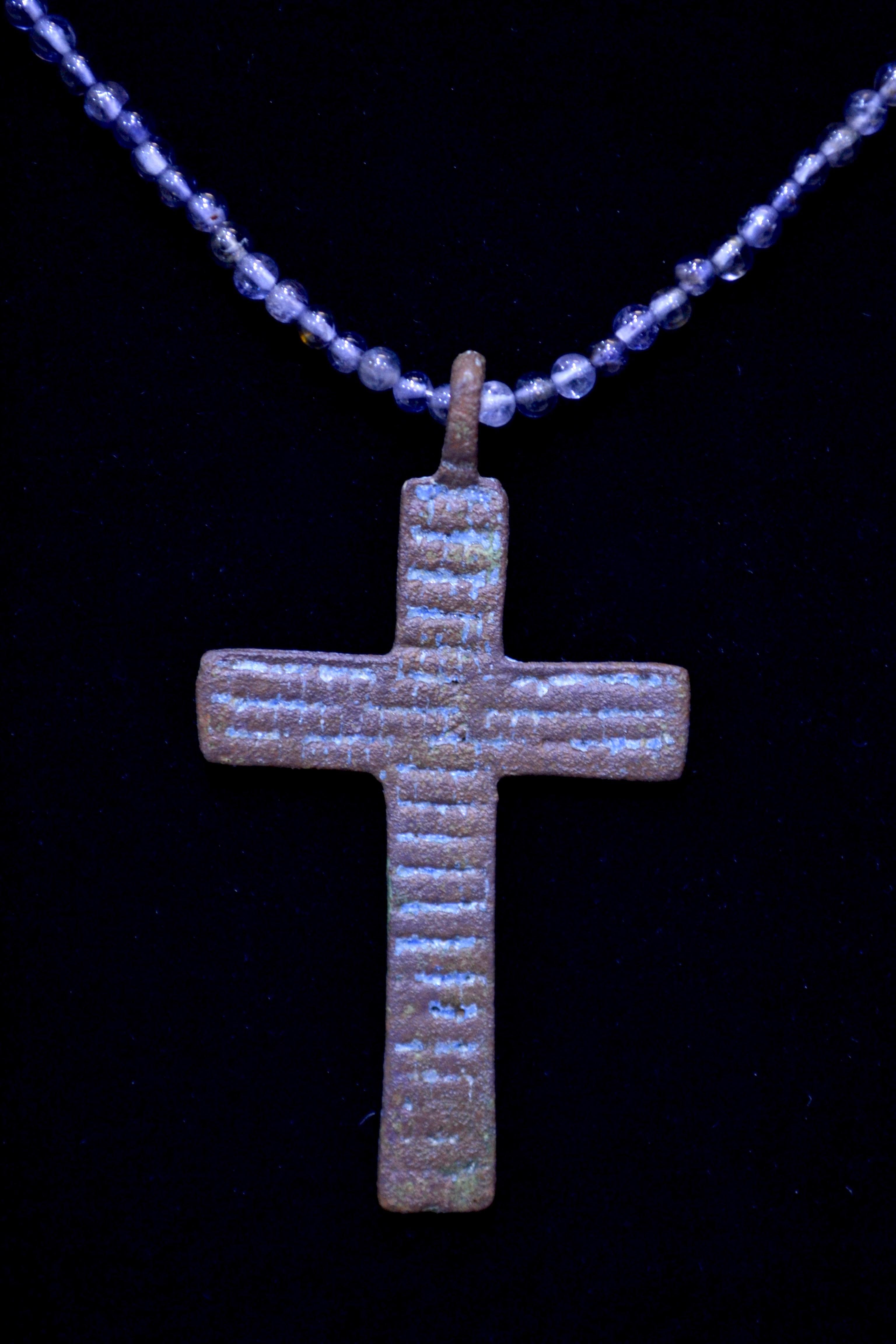 Late Medieval Bronze Cross with Enamel im Zustand „Gut“ in Nuevo Leon, MX