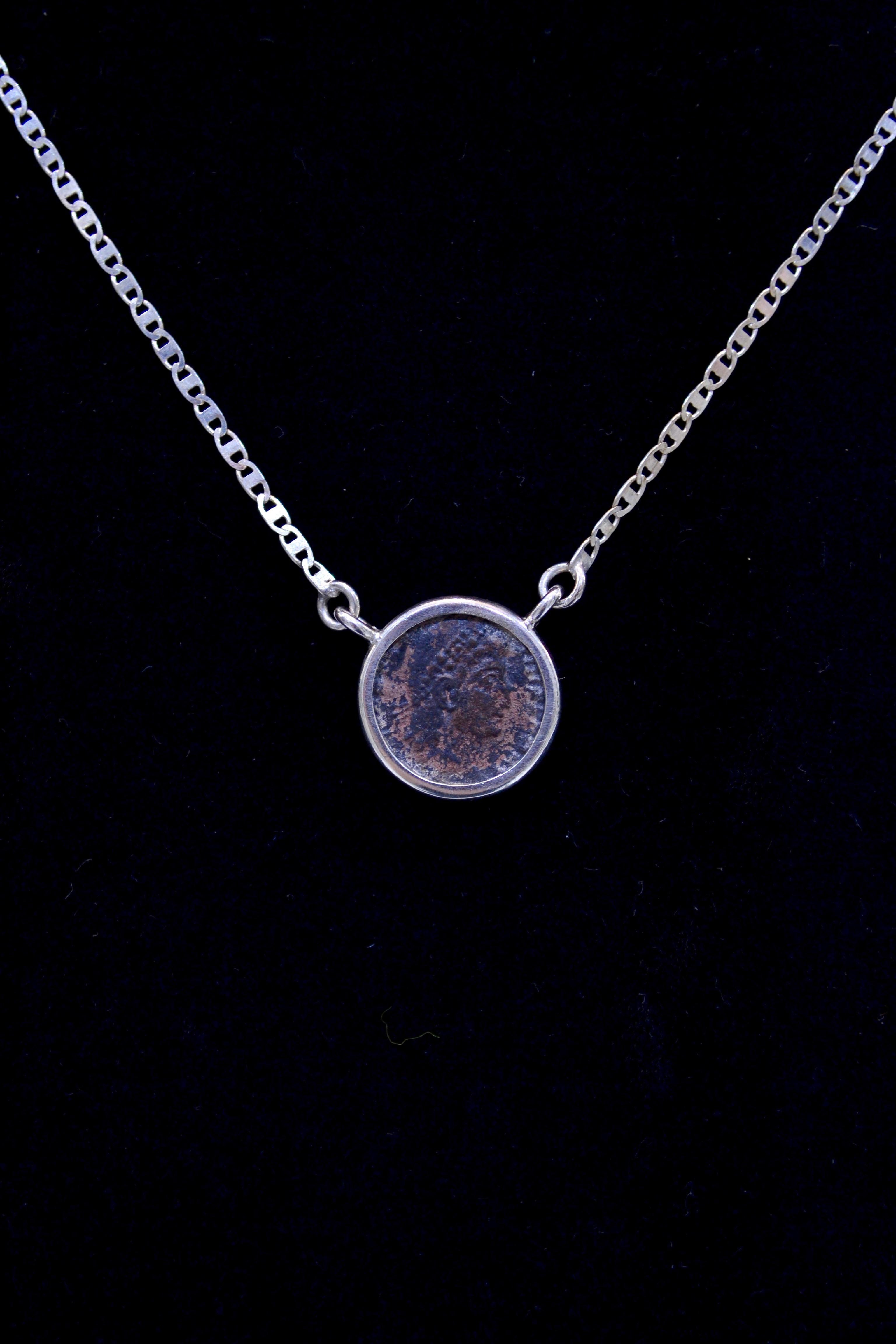 Authentische römische Bronzemünze ca. 27 v. Chr. - 476 n. Chr. montiert auf zeitgenössischer Silberkette. Bereit, getragen zu werden!

Bronzemünze aus dem großen Römischen Reich, die fast 2.000 Jahre alt ist.  