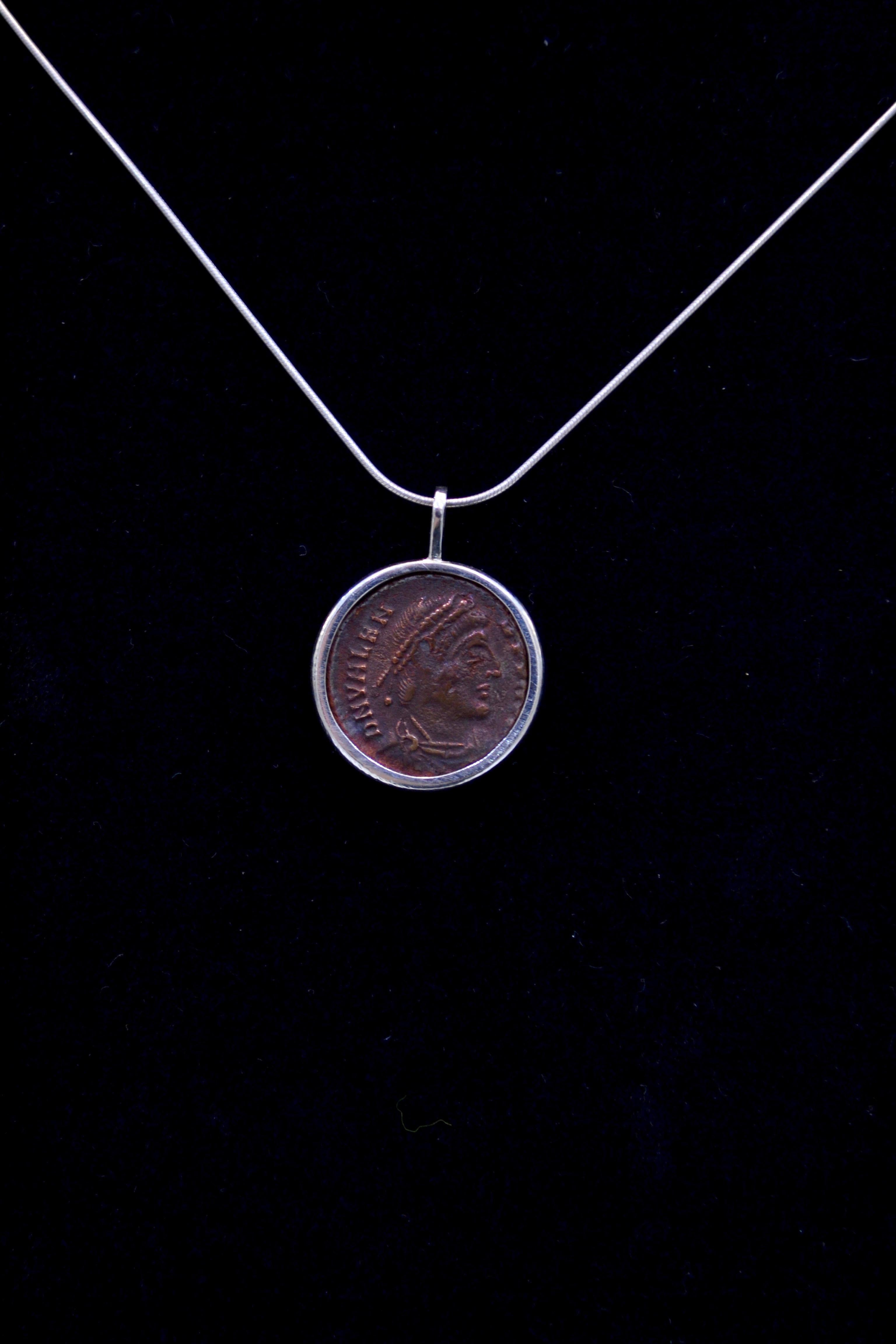 Authentische römische Bronzemünze Ca. 364-378 CE montiert auf zeitgenössischen Silber Halskette. Bereit, getragen zu werden!

Fully Flavius Julius Valens Augustus erhielt von seinem Bruder Valentinian I. nach dessen Thronbesteigung die Osthälfte des