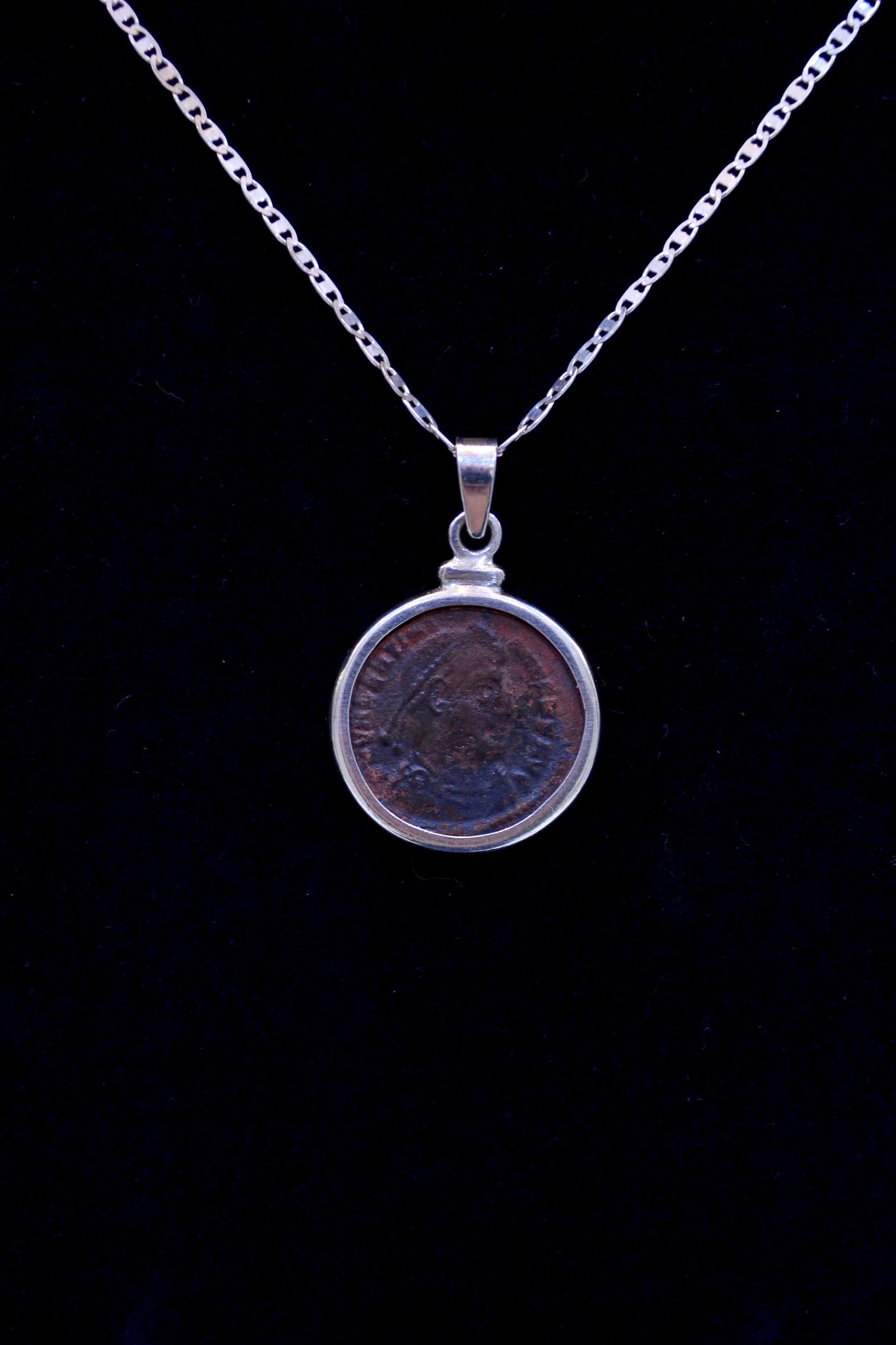 Authentische römische Bronzemünze Ca. 364-378 CE montiert auf zeitgenössischen Silber Halskette. Bereit, getragen zu werden!

Fully Flavius Julius Valens Augustus erhielt von seinem Bruder Valentinian I. nach dessen Thronbesteigung die Osthälfte des