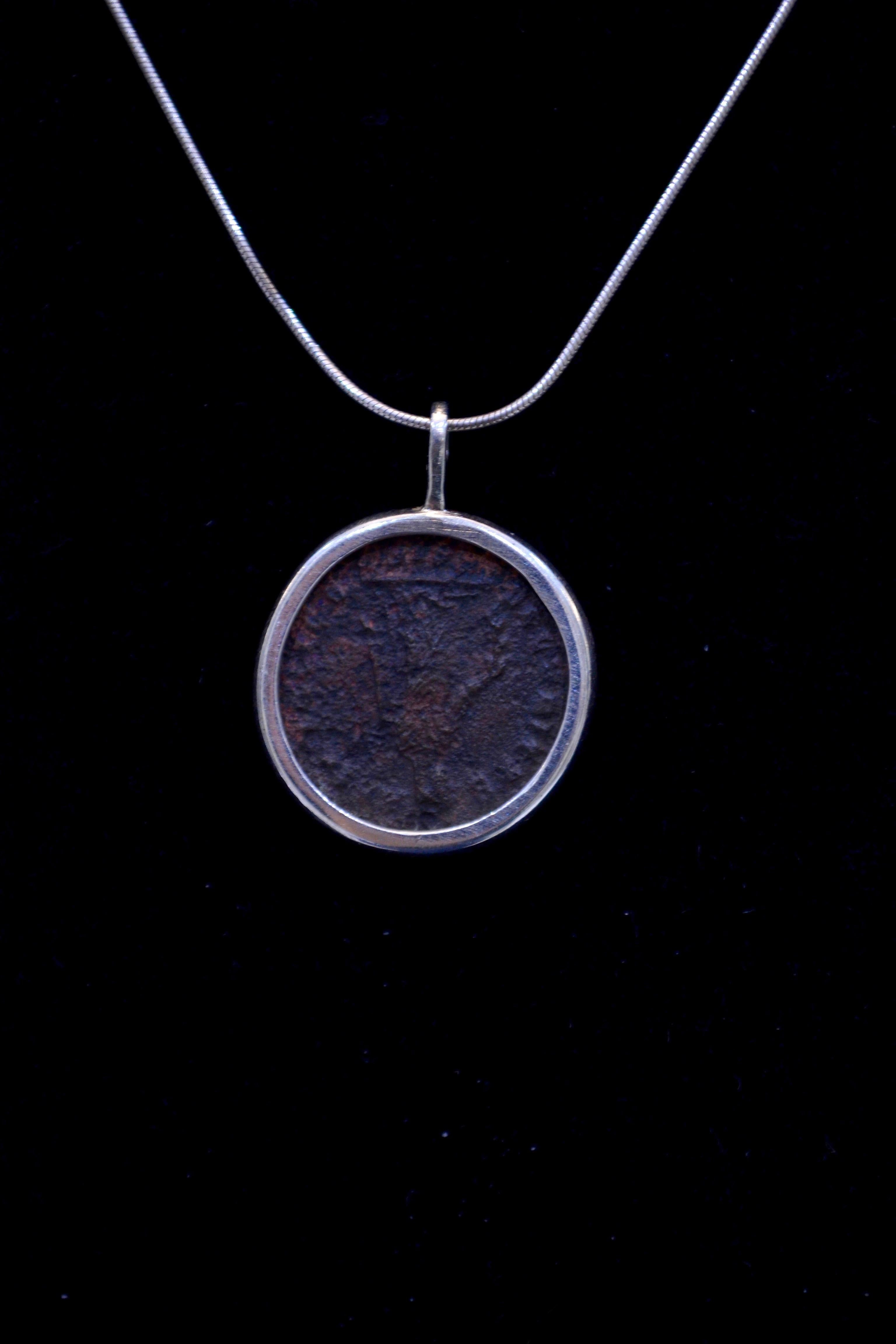 Contemporain Collier en argent avec pièce de monnaie romaine authentique en vente