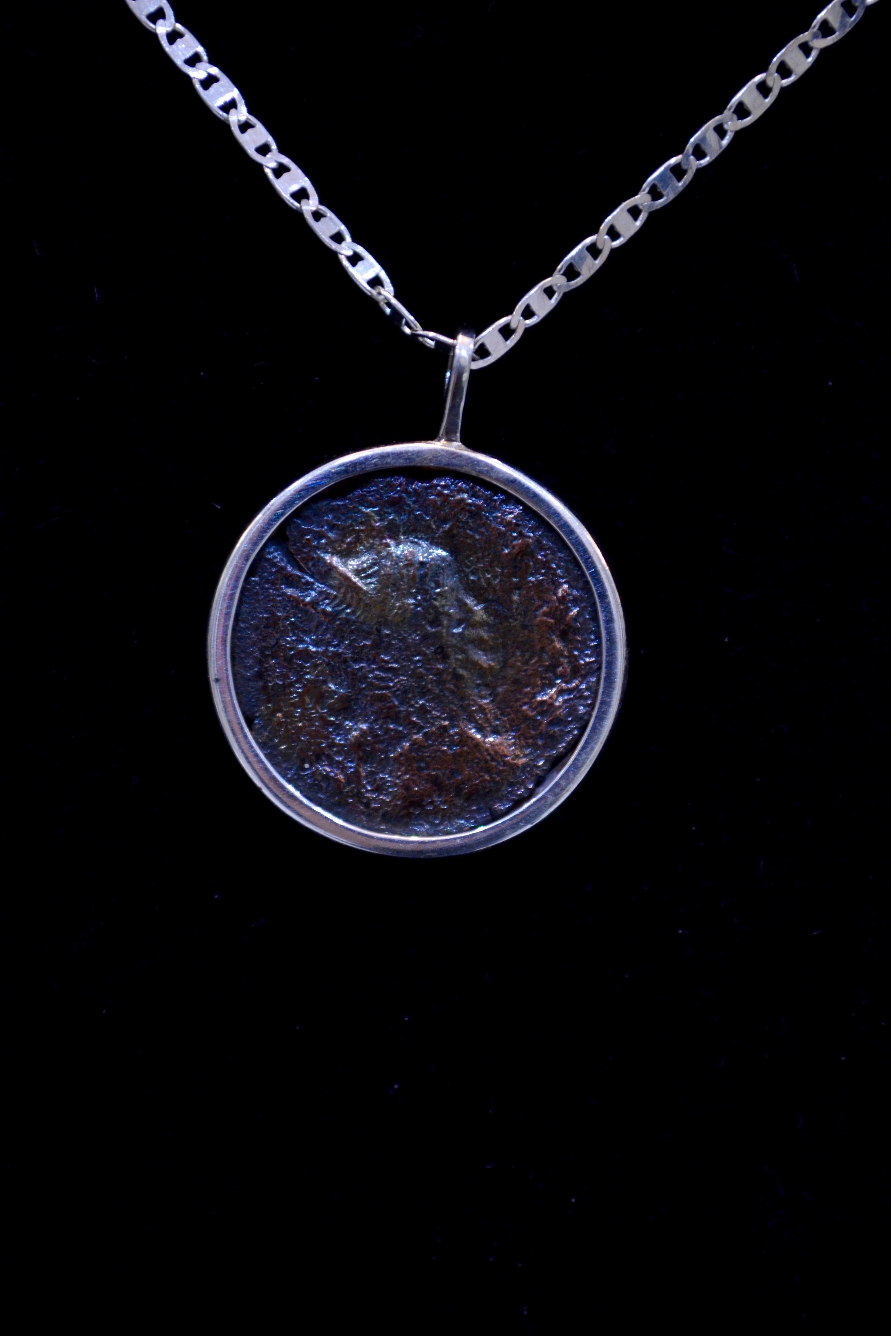 Authentique pièce de monnaie romaine en bronze Ca. 27 BC - 476 AD montée sur un collier contemporain en argent. Prêt à être porté !

Pièce de bronze du grand Empire romain datant de près de 2 000 ans. Belle iridescence.