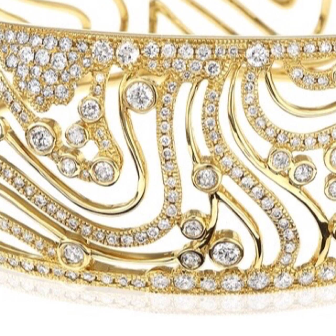 Diamond Gold Bangle Bracelet In New Condition In New York, NY