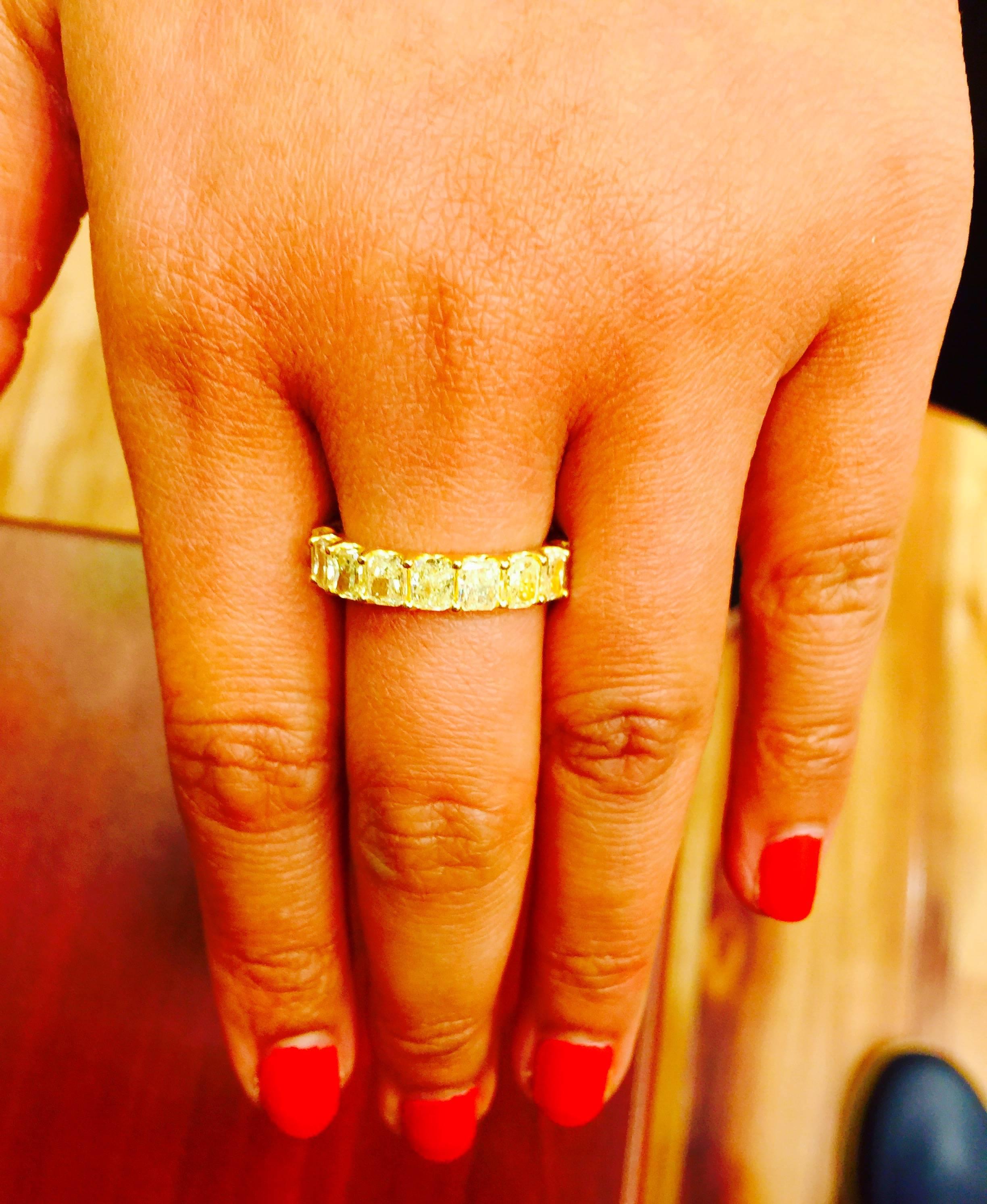Ausgefallener lebendiger strahlender gelber Diamant Gold Eternity Band Ring im Zustand „Neu“ in New York, NY