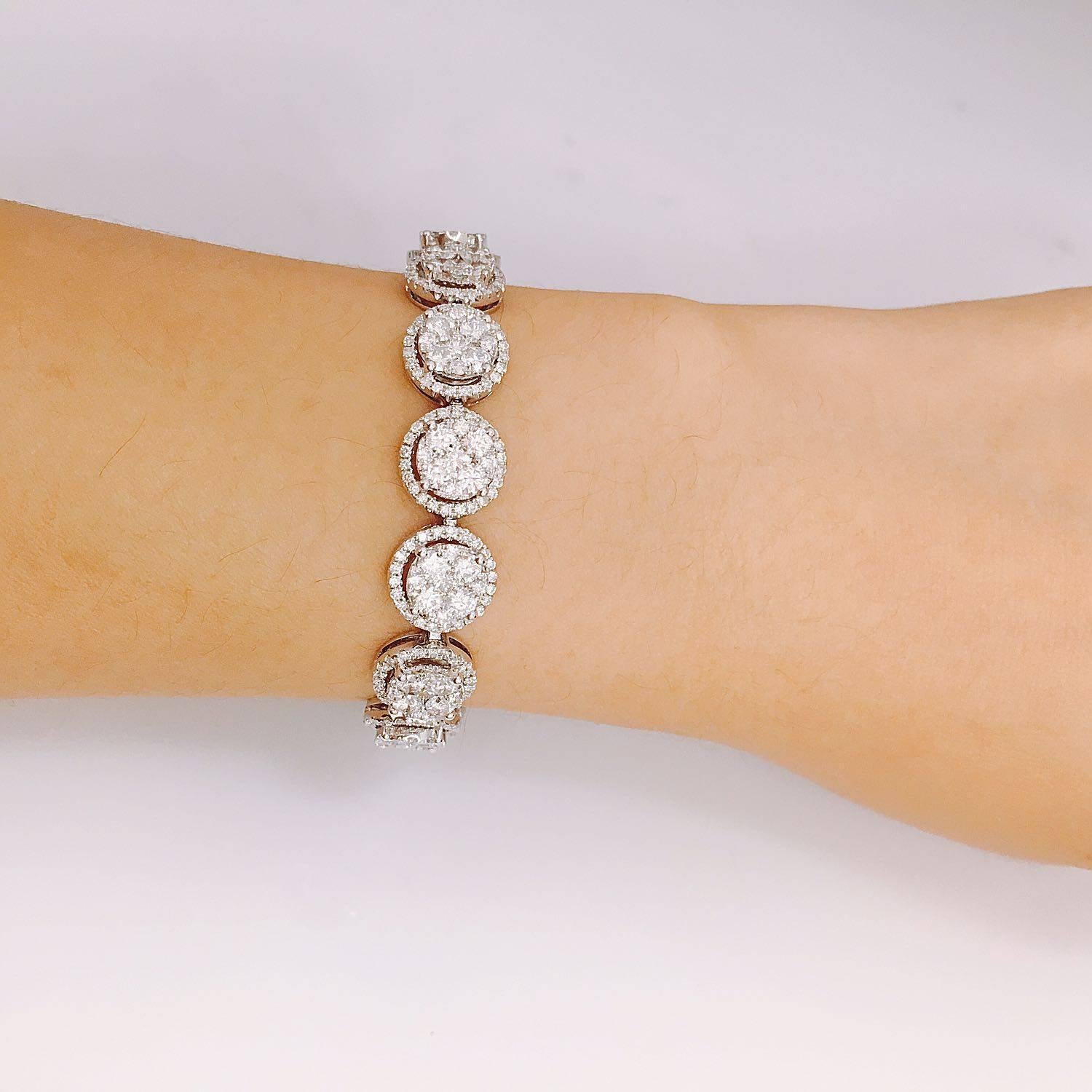 If you are looking for a bracelet which gives the illusion of a bracelet which would cost 8 times as much, Our unique trade mark illusion is perfect for you! 
Available in all wrist lengths, 10.85ct 
7"
F Color 
Vs1 Clarity
Excellent sparkle