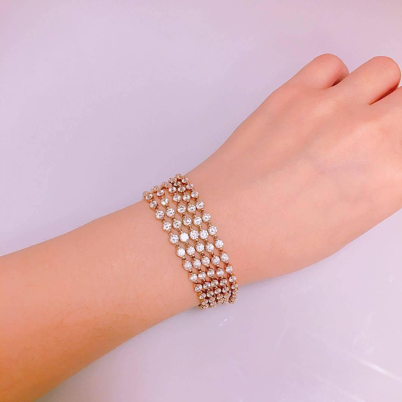Moderno Bracciale di diamanti senza fine a cinque file graduate da 15,00 carati in vendita