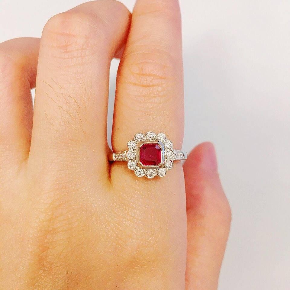 Approx total weight: 0.84cts
Diamond Color: E
Diamond Clarity: Vs 
Cut: Excellent 

Ruby: 0.56 cts
Diamonds: 0.28 cts
 
All Emilio! pieces come with a professional appraisal from GAL, a reputable lab accepted by most insurance companies which will