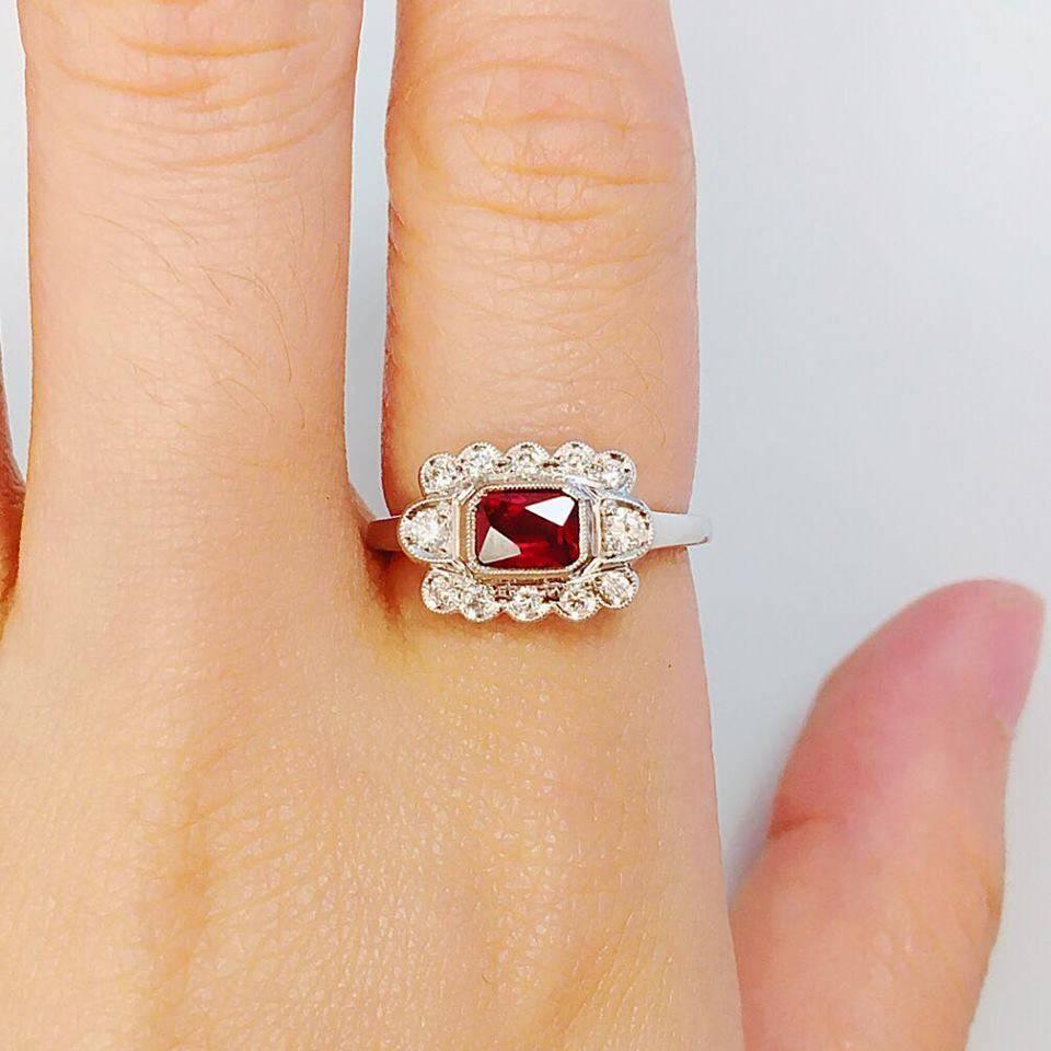 Approx total weight: 0.85cts
Diamond Color: E-F
Diamond Clarity: Vs 
Cut: Excellent 

Ruby: 0.60 cts
Diamonds: 0.25 cts
 
All Emilio! pieces come with a professional appraisal from GAL, a reputable lab accepted by most insurance companies which will