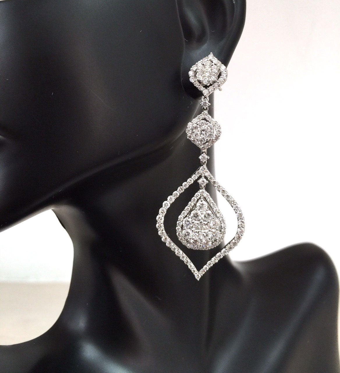 Colorless White diamonds VS-SI QUALITY.
These earrings were designed and manufactured by Emilio!