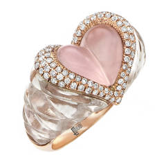 Bague en or avec quartz rose sculpté à la main et micro-pavé de diamants