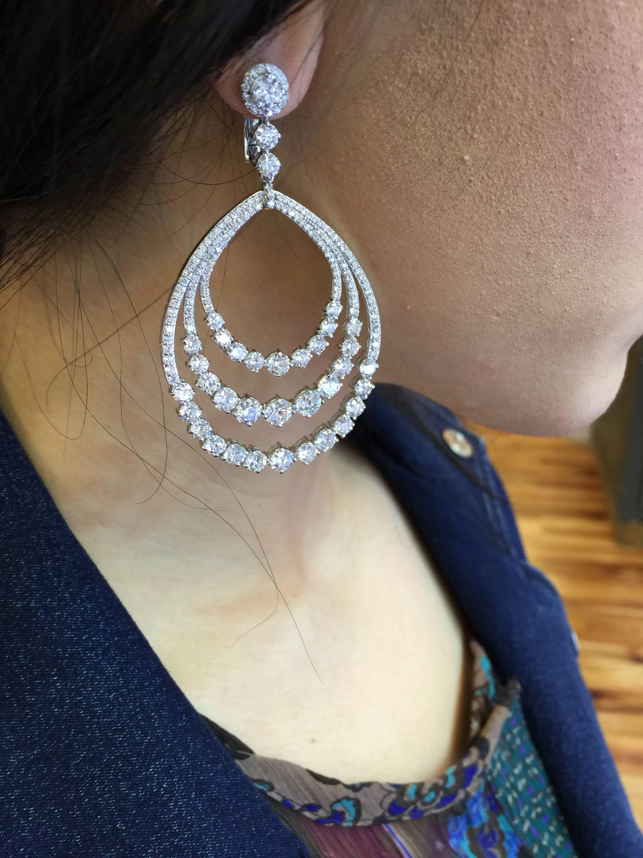 Diamond Gold Dangle Earrings In New Condition In New York, NY