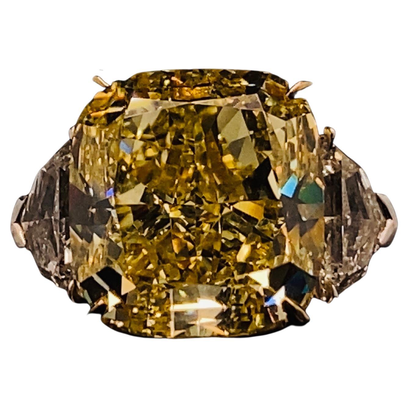Anillo de diamantes amarillo intenso de fantasía de 5.80 quilates con certificación GIA de Emilio Jewelry en venta