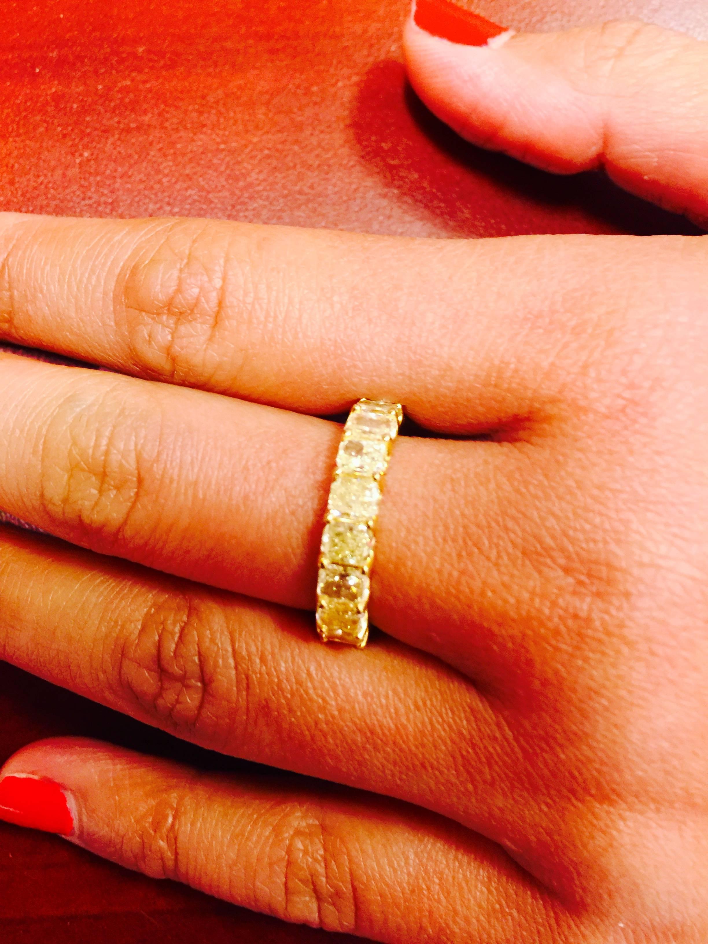 5.82ct t.w. 
Passend für Ringgrößen 6- 7 1/2 
Wir können diesen Ring kostenlos an jede Fingergröße anpassen. 
Strahlender Schliff:: hervorragende Brillanz und Feuer! Die Farbe ist ein tiefes Gelb:: und man sieht sehr wenig Metall. Wir haben diesen