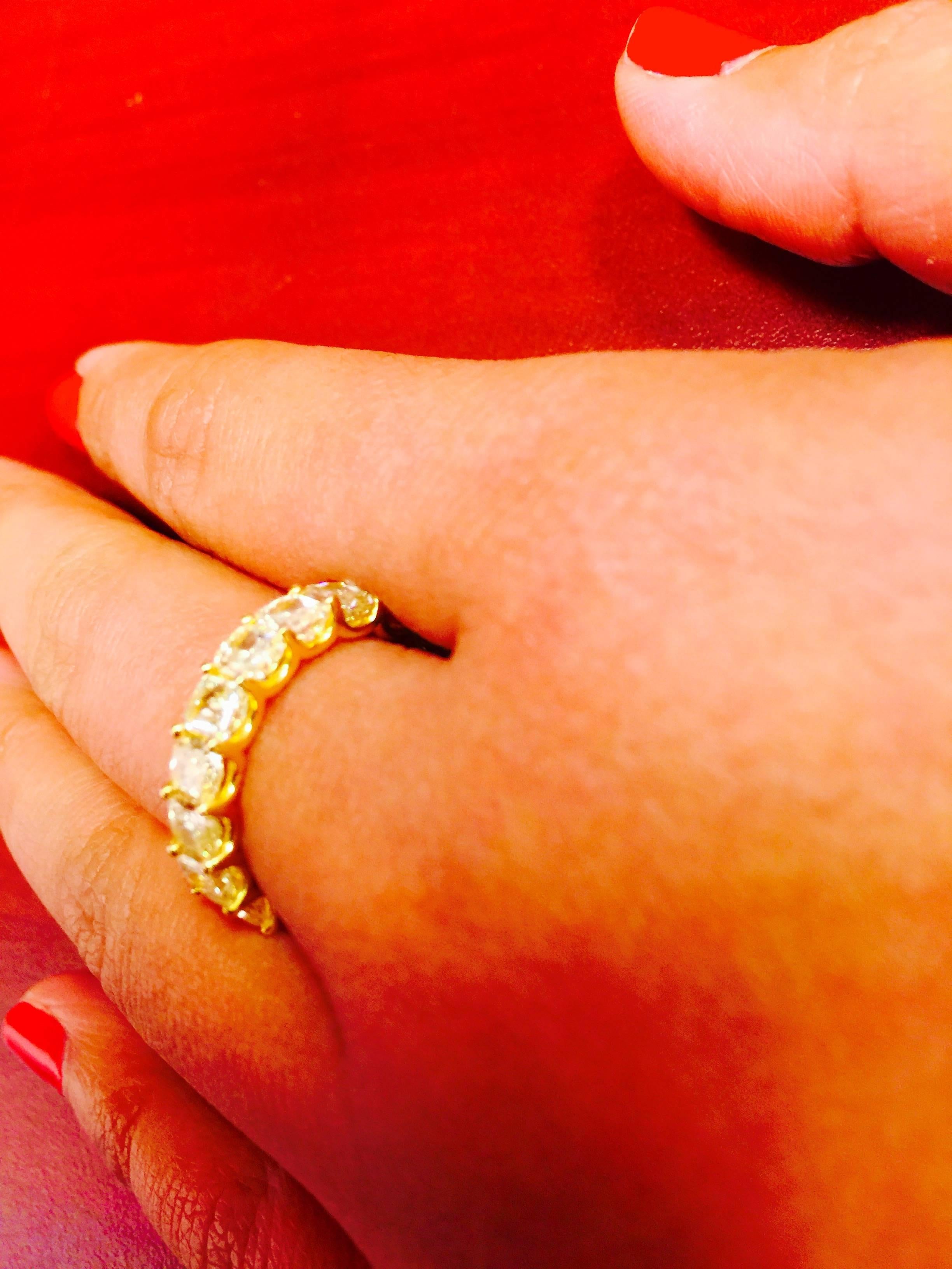 Ausgefallener lebendiger strahlender gelber Diamant Gold Eternity Band Ring (Radiantschliff)