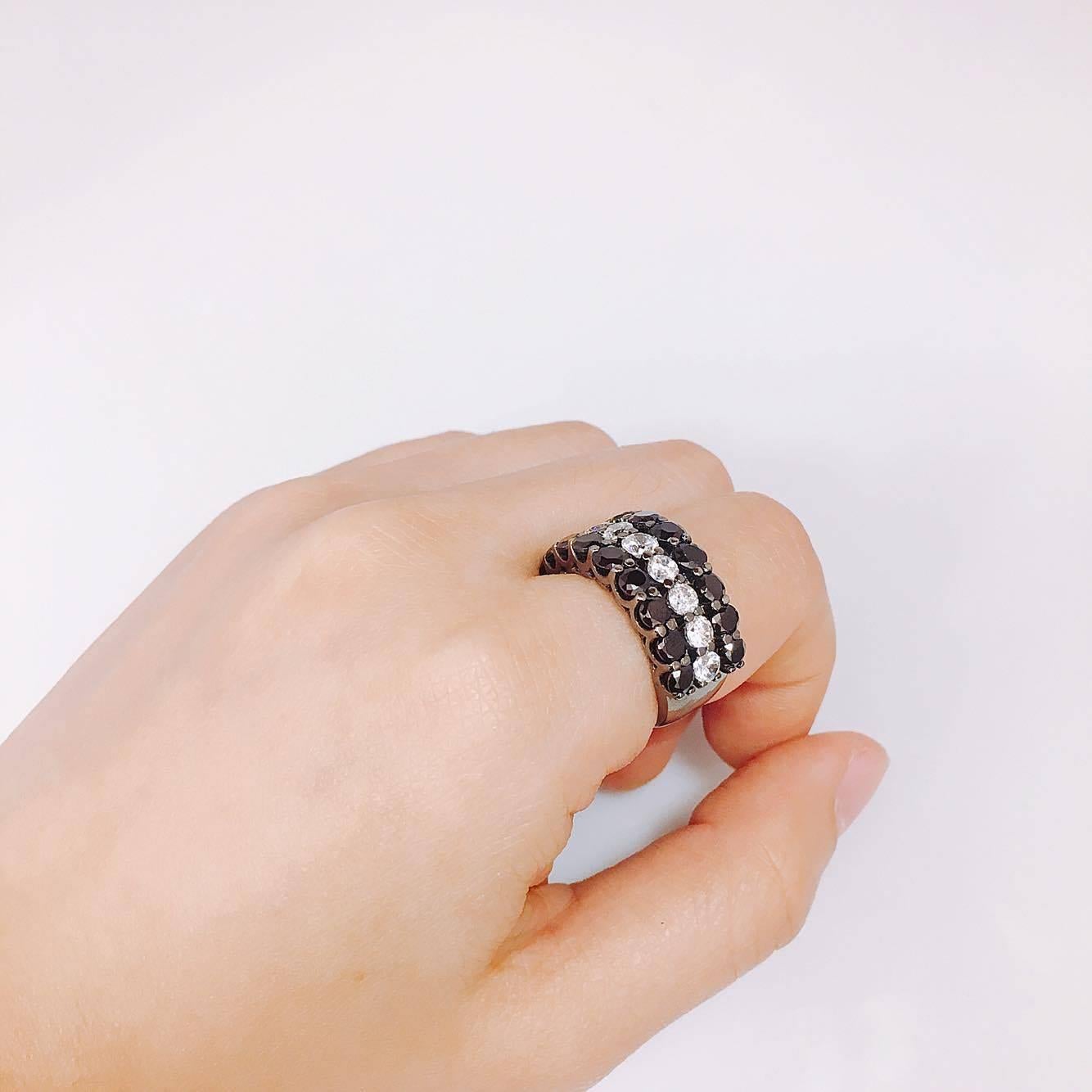 Black And White Diamond Band Ring  In New Condition In New York, NY